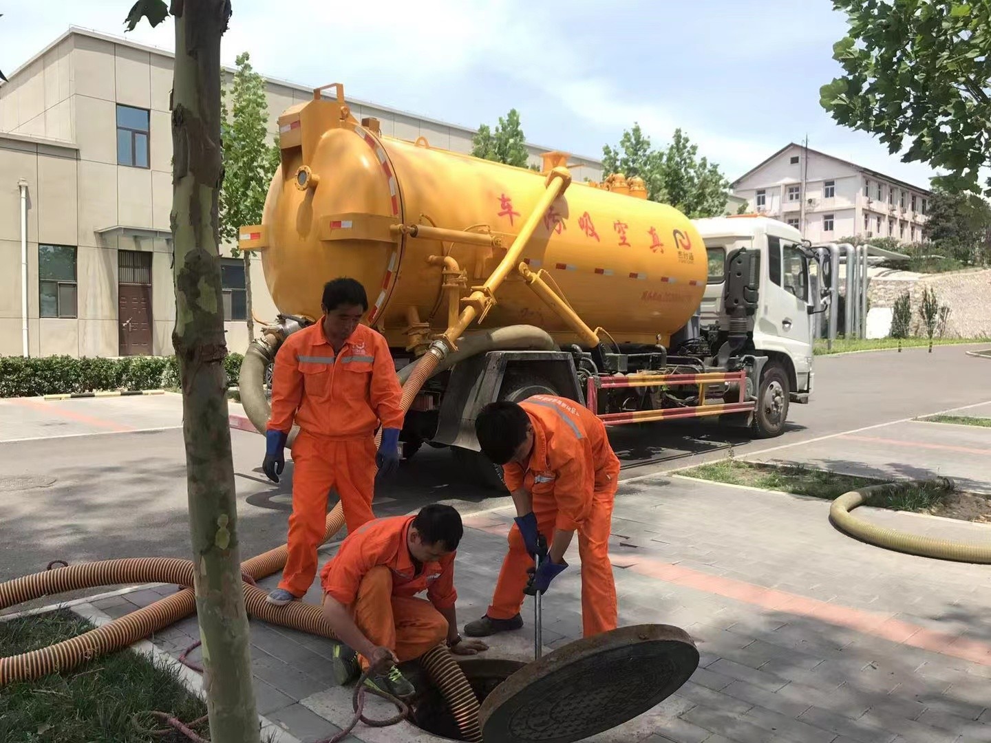 凤阳管道疏通车停在窨井附近