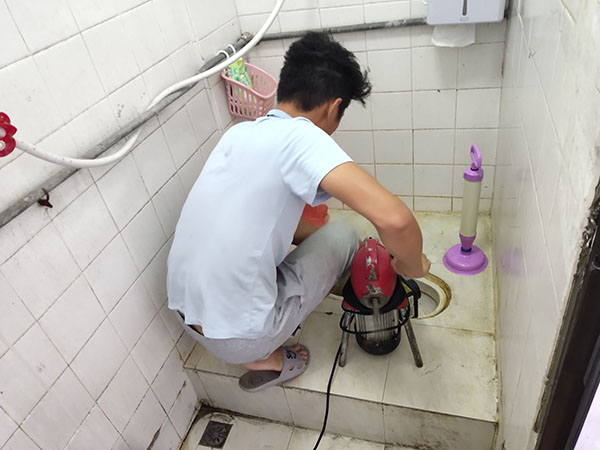 凤阳管道堵塞冒臭气 专业师傅现场解决问题